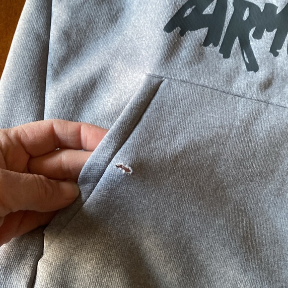 Under Armour sweatshirt size YMD. Approximately 21 inches long. Nice condition - Picture 4 of 7